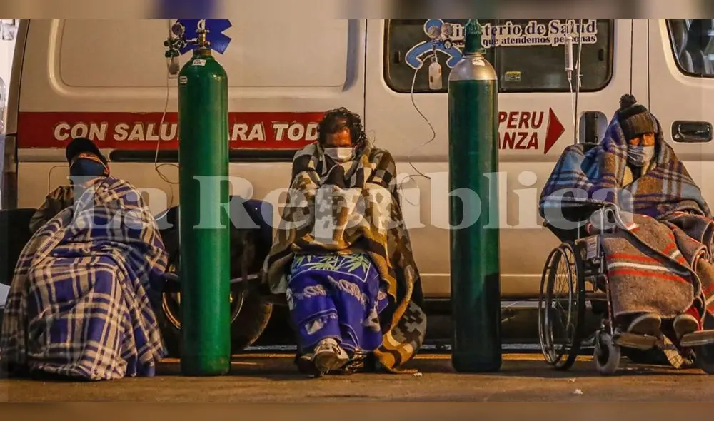 Los adultos mayores apenas pueden cobijarse con unas frazadas. Créditos: Oswald Charca Los adultos mayores apenas pueden cobijarse con unas frazadas. Créditos: Oswald Charca