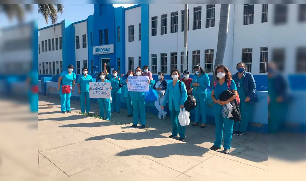 Personal de salud realizó plantón en exteriores de hospital de EsSalud.