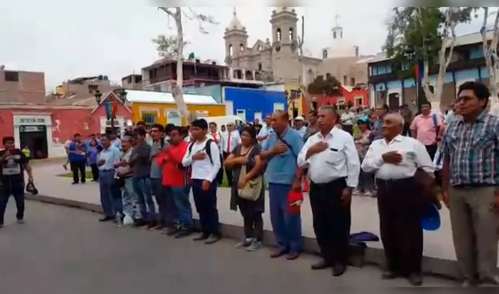 Moquegua se detuvo a cantar el himno durante asunción de Martín Vizcarra [VIDEO]