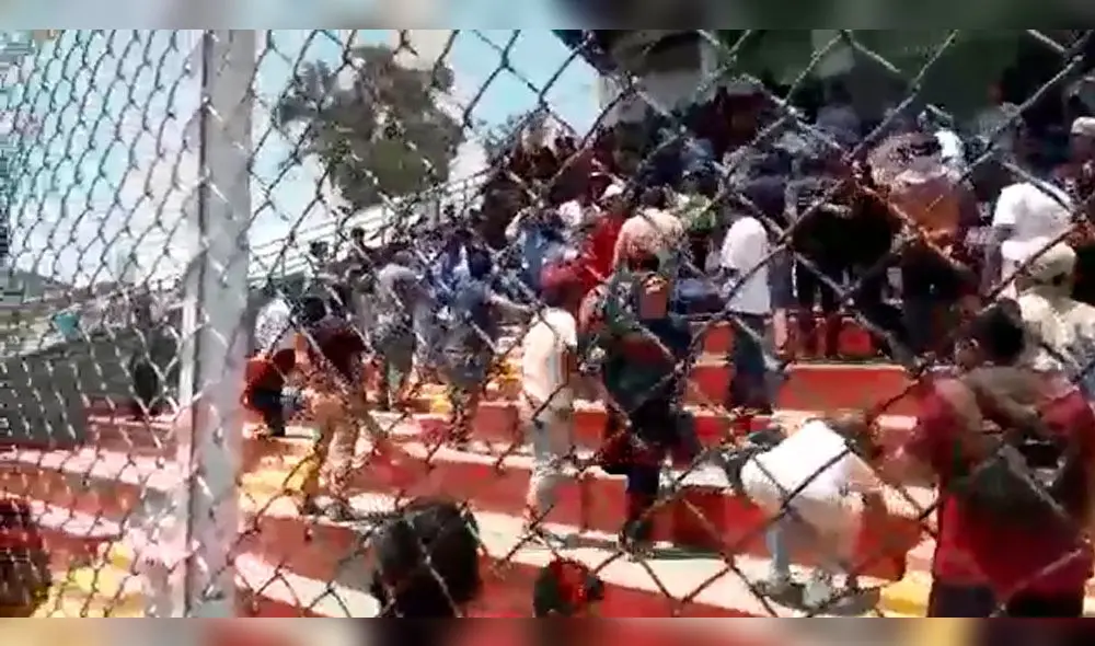 Barras del Melgar y Cristal protagonizaron un enfrentamiento en la final de fútbol femenino. Barras del Melgar y Cristal protagonizaron un enfrentamiento en la final de fútbol femenino.
