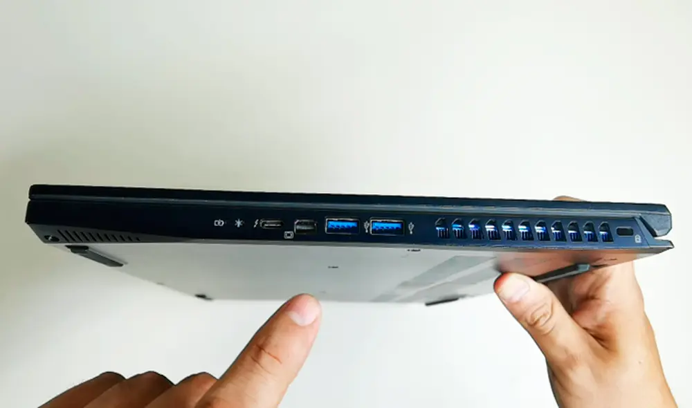 El Predator Triton 500 tiene una serie de puertos en su lado derecho e izquierdo. La computadora es bastante versátil. Foto: Daniel Robles