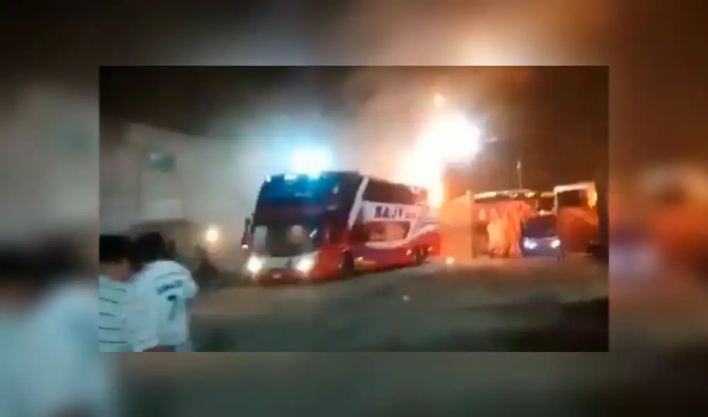 Momento exacto del incendio del bus interprovincial en Fiori [VIDEO] 