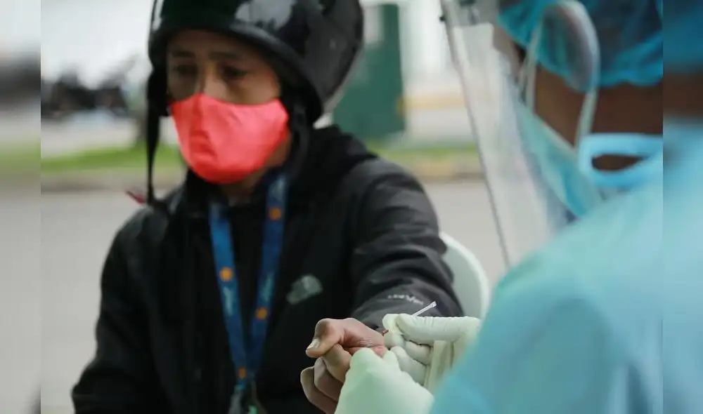 Realizan pruebas rápidas en Surco a motorizados que trabajan como delivery. Foto: John Reyes/La República. Realizan pruebas rápidas en Surco a motorizados que trabajan como delivery. Foto: John Reyes/La República.