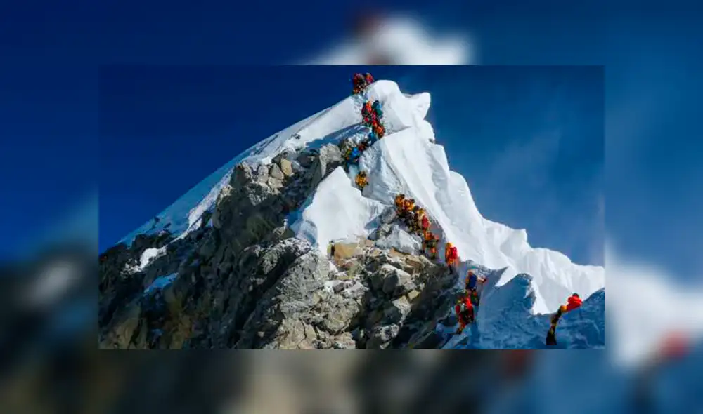 Monte Everest: publican foto de montañistas haciendo cola en medio de un cadáver