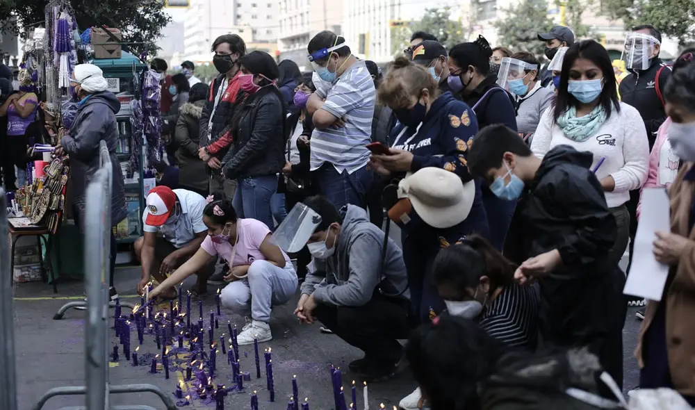 Fieles se reúnen en Las Nazarenas por el día central del Señor de los Milagros, pero no respetaron distanciamiento social. Créditos: John Reyes