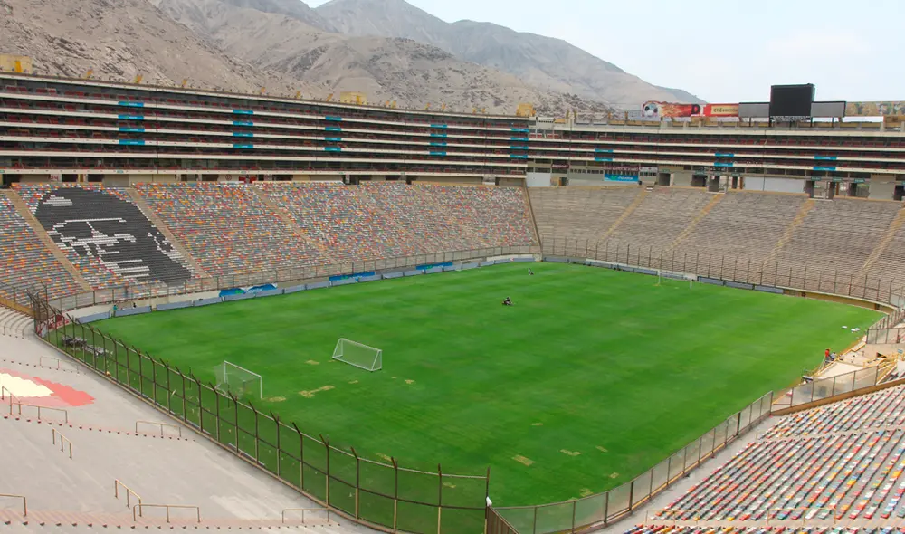 Hinchas de Universitario de Deportes mejoraron el logo que aparece en la tribuna norte del estadio Monumental. | Foto: GLR