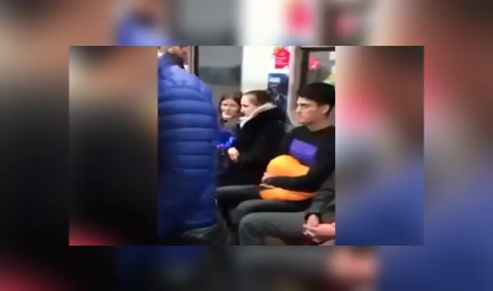 Un chico tuvo una ingeniosa idea para engañar a la gente y conseguir asiento en el transporte público.