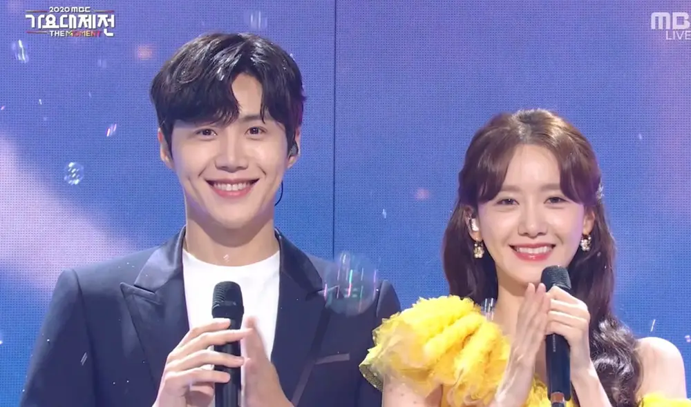 Kim Seon Ho y YoonA en MBC Gayo Daejejeon. Foto: captura MBC Kim Seon Ho y YoonA en MBC Gayo Daejejeon. Foto: captura MBC