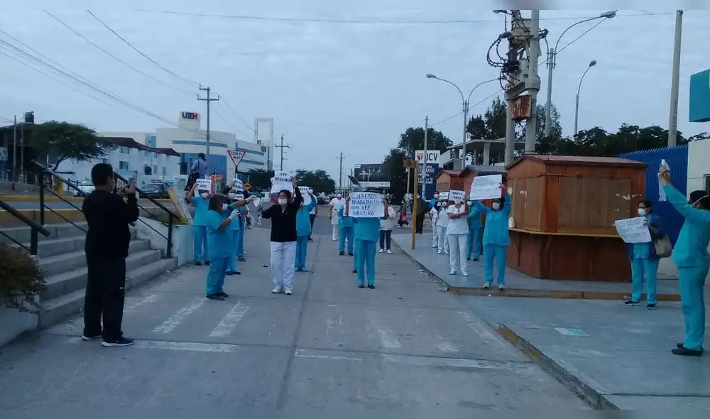 Enfermeras de EsSalud en Chiclayo protestan por falta de equipos de protección. Enfermeras de EsSalud en Chiclayo protestan por falta de equipos de protección.
