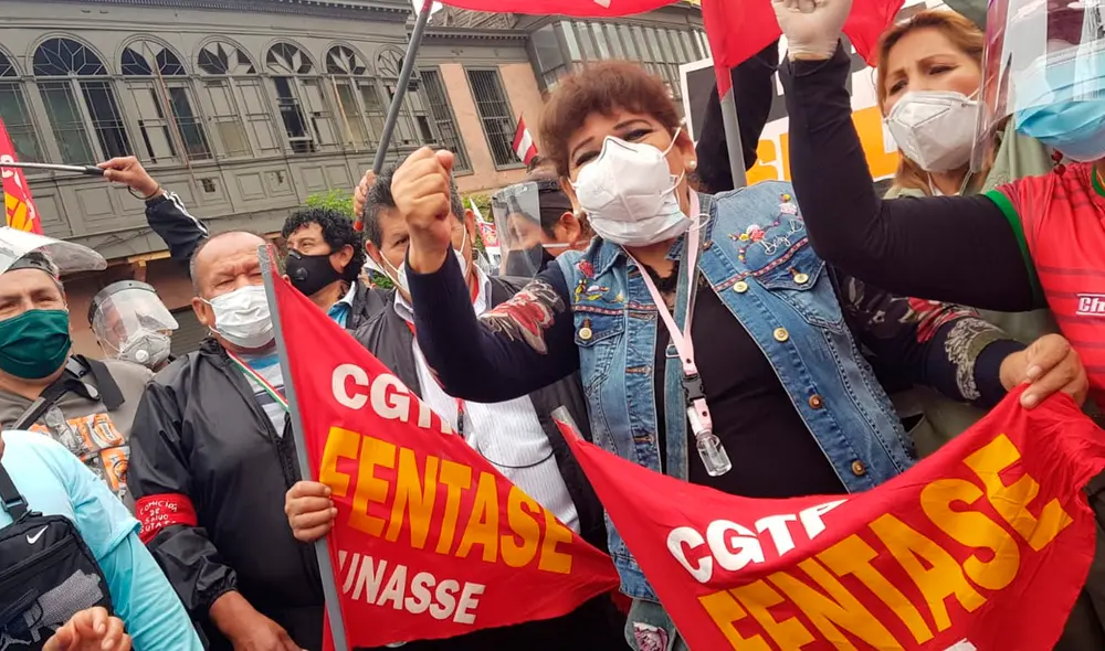 Grupo de sindicatos se enfrentaron a la Policía para poder avanzar hacia el Congreso. Fotos: Jessica Merino / URPI-GLR
