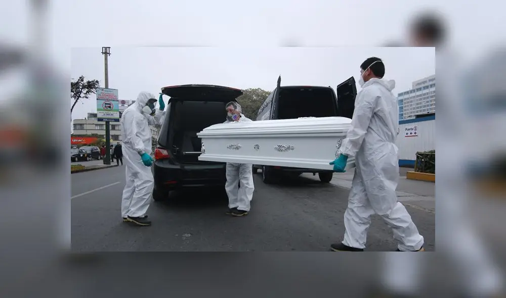 Personal de funeraria retira el cadáver de un paciente que falleció por COVID-19 en el Hospital Edgardo Rebagliati. (Foto: John Reyes / La República) Personal de funeraria retira el cadáver de un paciente que falleció por COVID-19 en el Hospital Edgardo Rebagliati. (Foto: John Reyes / La República)