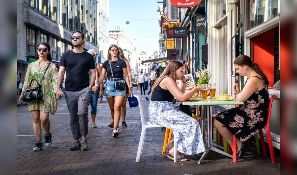A market trader shows different currency notes in Caracas on March 10, 2019, during the third day of a massive power outage which has left Venezuelans without communications, electricity and water. - The unprecedented power outage already left 15 patients dead and threatens to extend indefinitely, increasing distress for the severe political and economic crisis hitting the oil-rich South American nation. (Photo by Cristian Hernandez / AFP) A market trader shows different currency notes in Caracas on March 10, 2019, during the third day of a massive power outage which has left Venezuelans without communications, electricity and water. - The unprecedented power outage already left 15 patients dead and threatens to extend indefinitely, increasing distress for the severe political and economic crisis hitting the oil-rich South American nation. (Photo by Cristian Hernandez / AFP)