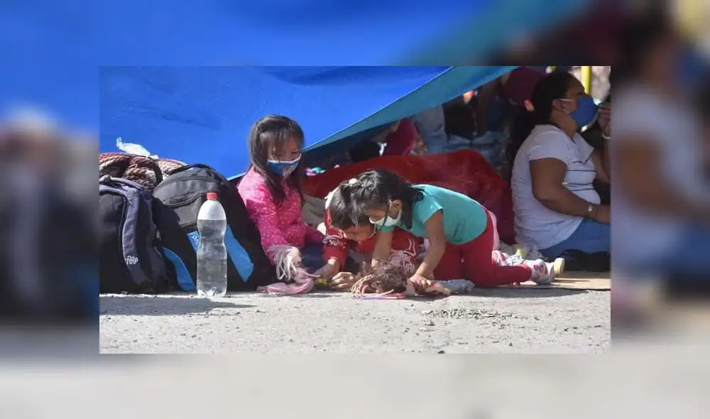 Desde niños hasta adultos mayores, ellos continúan esperando un vuelo humanitario. Créditos: Jenny Valdivia. Desde niños hasta adultos mayores, ellos continúan esperando un vuelo humanitario. Créditos: Jenny Valdivia.