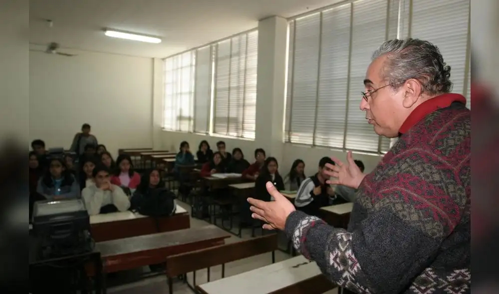 Diez proyectos de ley buscan evitar cese de docentes de 70 años Diez proyectos de ley buscan evitar cese de docentes de 70 años
