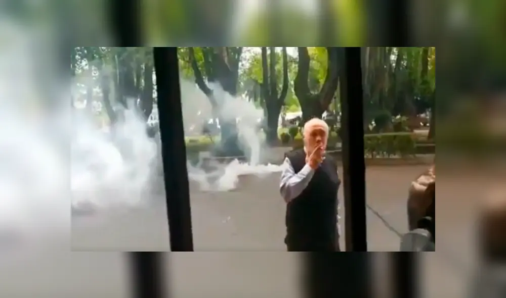 La insólita reacción del hombre luego de que una bomba cayera delante de él se ha hecho viral en YouTube y Twitter