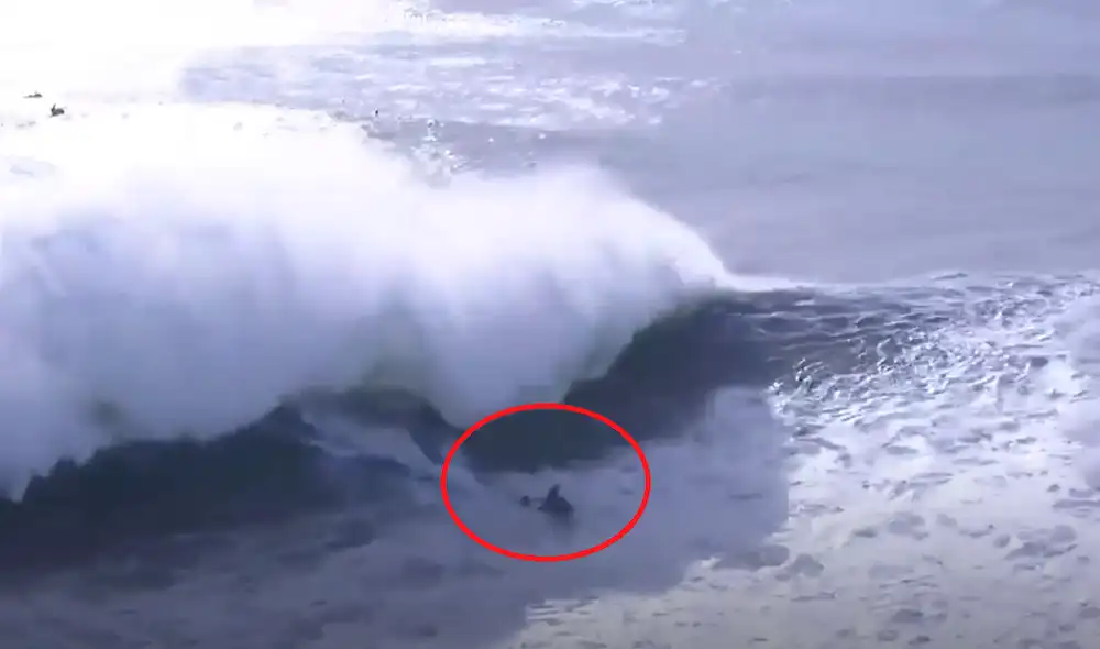 Alex Botelho fue alcanzado por la impresionante ola durante una competencia en Portugal. Foto: World Surf League.