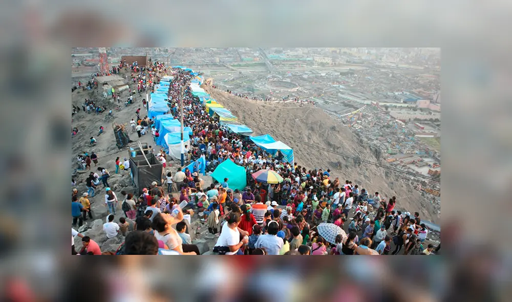 Fieles presentes en tradicional Vía Crucis en cerro San Cristóbal