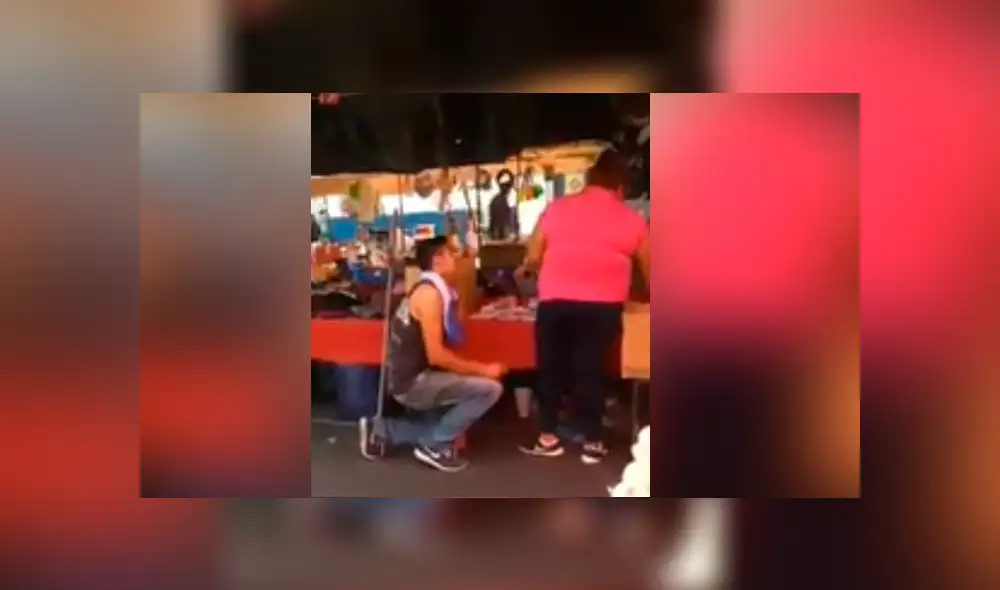 Joven tiene romántico gesto con su amada y le pide matrimonio en el lugar menos pensado Joven tiene romántico gesto con su amada y le pide matrimonio en el lugar menos pensado