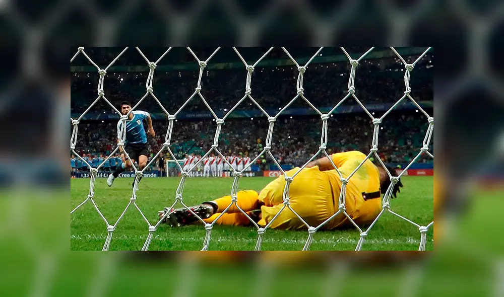 Pedro Gallese se acercó a Luis Suárez para consolarlo tras la eliminación de Uruguay en la Copa América 2019. (Foto: EFE)
