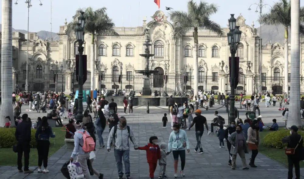 Ciudadanos realizaron varias actividades en el centro de la ciudad, pero algunos olvidaron protegerse. Foto: John Reyes / La República Ciudadanos realizaron varias actividades en el centro de la ciudad, pero algunos olvidaron protegerse. Foto: John Reyes / La República