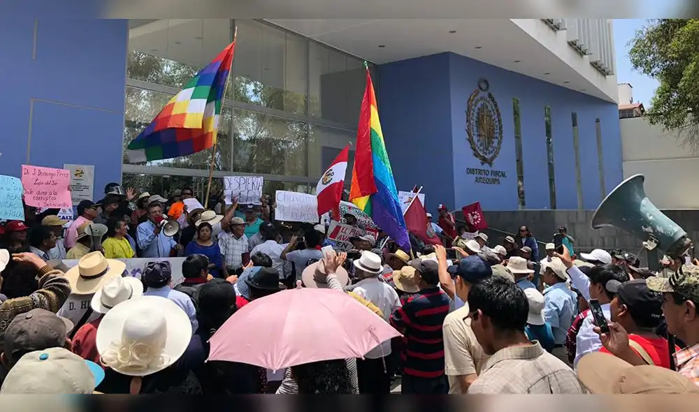 ¡Si no hay restitución, habrá revolución! gritan en Arequipa contra Chávarry [FOTOS y VIDEOS]