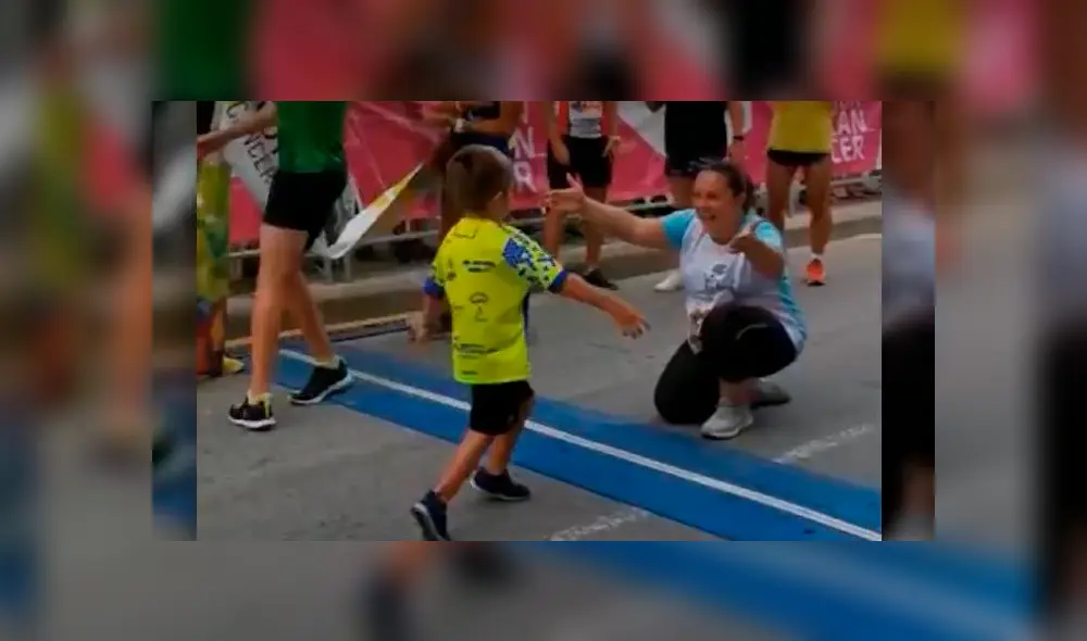 El pequeño de seis años llegó a la línea final donde lo esperó su mamá con los brazos abiertos. Vía: YouTube Foto: Captura El pequeño de seis años llegó a la línea final donde lo esperó su mamá con los brazos abiertos. Vía: YouTube Foto: Captura
