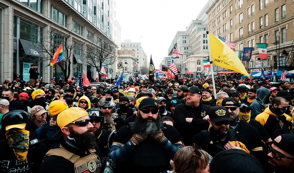 Integrantes del grupo ultraderechista Proud Boys también se manifestaron en favor de Trump. Foto: EFE
