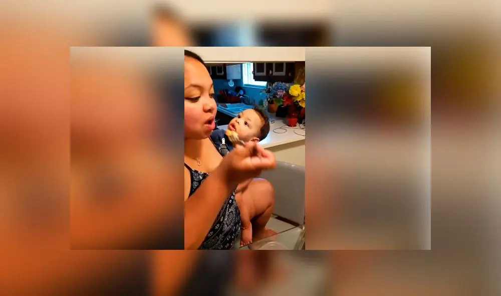 Desliza las imágenes para ver la curiosa reacción de un bebé al ver que su madre no quería invitarle su comida. Foto: ViralHog Desliza las imágenes para ver la curiosa reacción de un bebé al ver que su madre no quería invitarle su comida. Foto: ViralHog