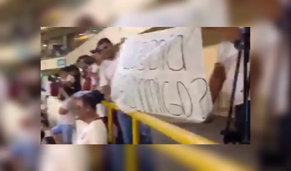 Facebook viral: hincha de Universitario le pide matrimonio a su novia durante la 'Noche Crema' [VIDEO]
