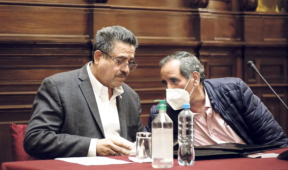 Operador. Merino junto a Ricardo Burga, vocero de la bancada AP. Este conminó a votar en bloque a favor de sacar a Vizcarra. Foto: Antonio Melgarejo/La República Operador. Merino junto a Ricardo Burga, vocero de la bancada AP. Este conminó a votar en bloque a favor de sacar a Vizcarra. Foto: Antonio Melgarejo/La República