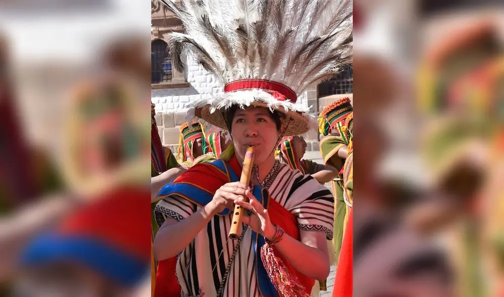 Ammet Cutipa, subdirector del conjunto musical en el Inti Raymi. Foto: Jazmín Lezama Rivas. Ammet Cutipa, subdirector del conjunto musical en el Inti Raymi. Foto: Jazmín Lezama Rivas.