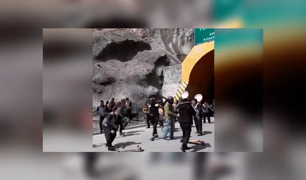 Facebook viral: Orquesta peruana detiene tránsito para tocar huayno y turistas ‘zapatean’ [VIDEO]