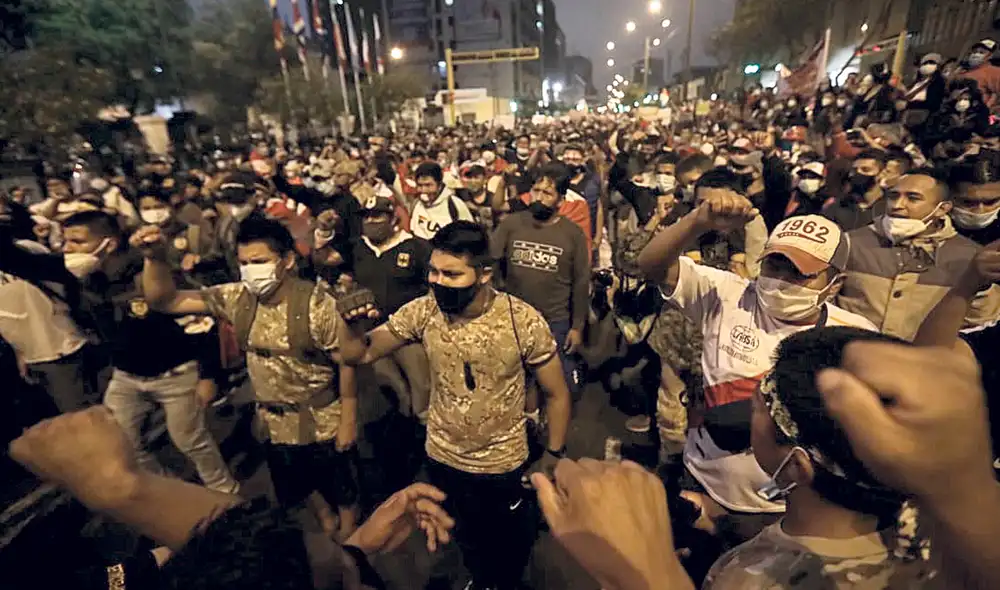 Presentes. Participación de adolescentes y líderes barriales, de la nueva generación, plantea un desafío a todo el país. Foto: Jorge Cerdán/La República