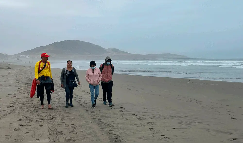 Efectivos y familiares recorren el balneario. Foto: Rosa Quincho/URPI-LR