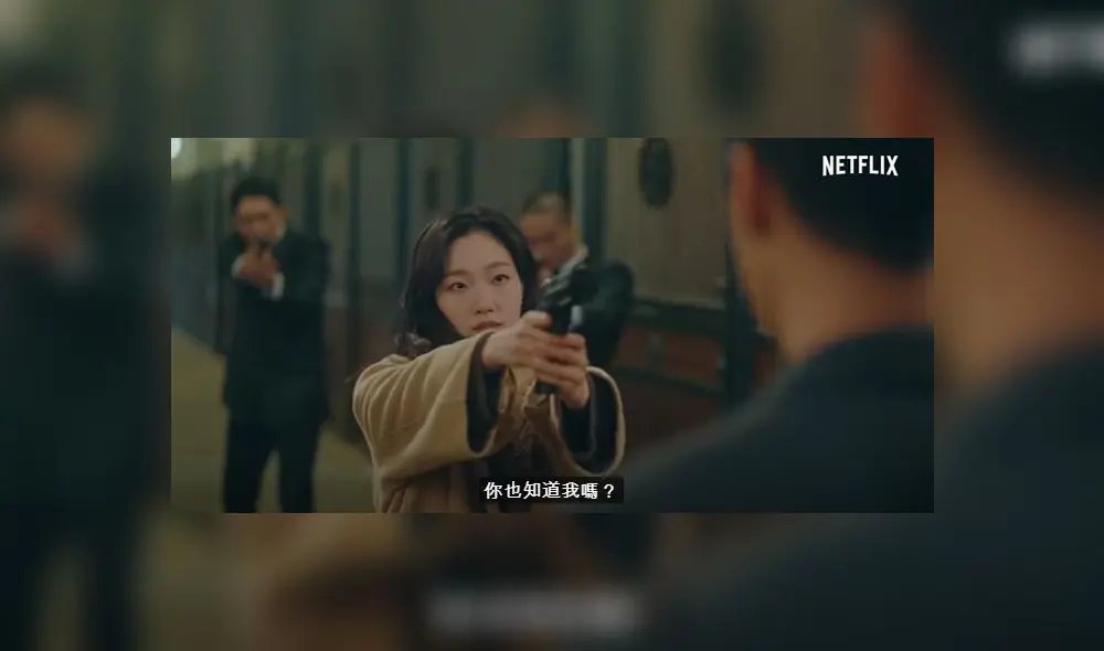 Detective Jung Tae Eul, ya en el mundo paralelo, apunta su arma contra el príncipe Lee Gon.