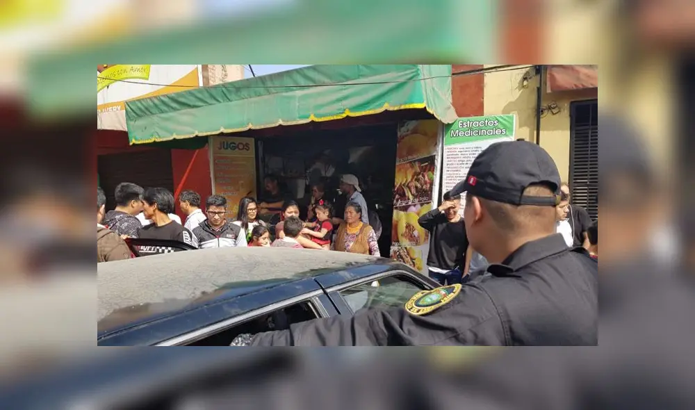 Choque causó gran preocupación en vecinos, quienes auxiliaron a heridos y casi linchan a presuntos responsables. (Foto: Joel Robles / La República) Choque causó gran preocupación en vecinos, quienes auxiliaron a heridos y casi linchan a presuntos responsables. (Foto: Joel Robles / La República)