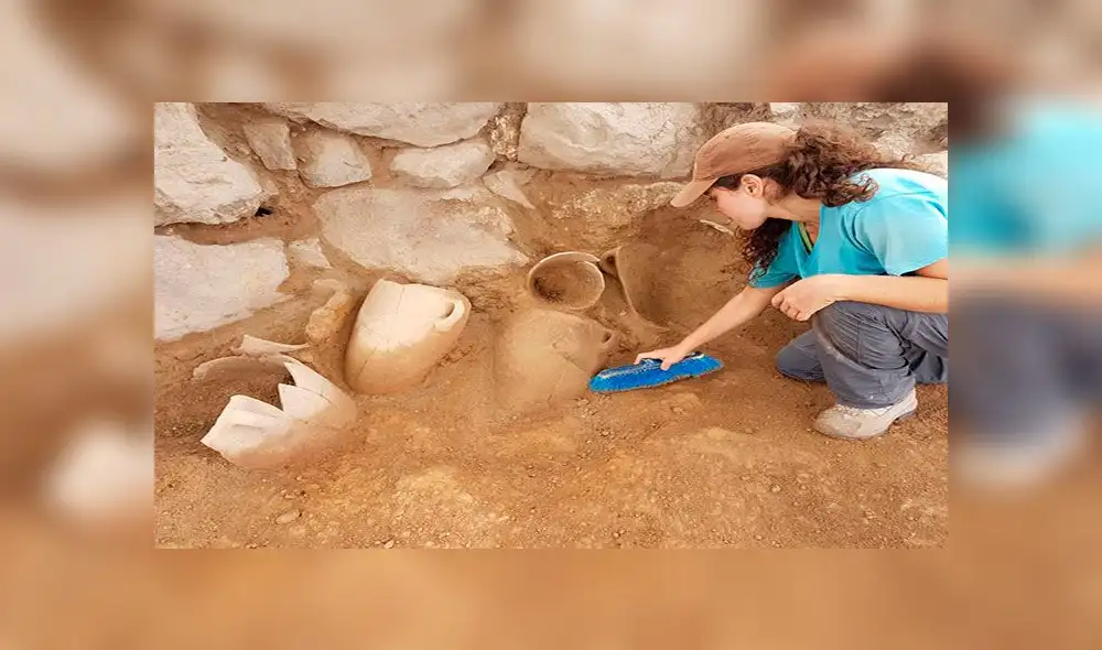 Arqueóloga durante el descubrimiento de piezas en las ruinas de la ciudad hallada. Foto: Expedición a Khirbet a-Ra‘i Arqueóloga durante el descubrimiento de piezas en las ruinas de la ciudad hallada. Foto: Expedición a Khirbet a-Ra‘i