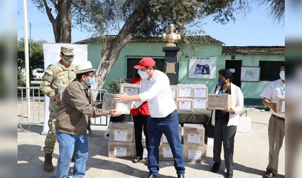 Gobernador entrega tablets a maestros. Foto: La República.