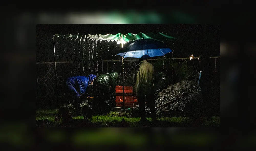 Los sepultureros llevan un ataúd para ser sepultado en Managua, Nicaragua, el 8 de junio de 2020, durante un "entierro exprés". | Foto: INTI OCON / AFP Los sepultureros llevan un ataúd para ser sepultado en Managua, Nicaragua, el 8 de junio de 2020, durante un "entierro exprés". | Foto: INTI OCON / AFP