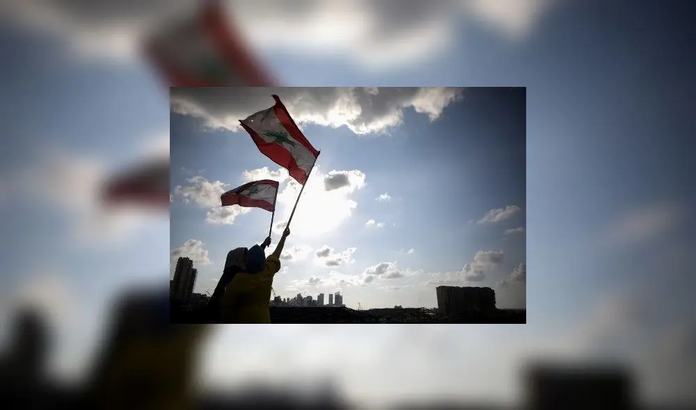 Dos mujeres ondean la la bandera del Líbano. Foto: AFP. Dos mujeres ondean la la bandera del Líbano. Foto: AFP.