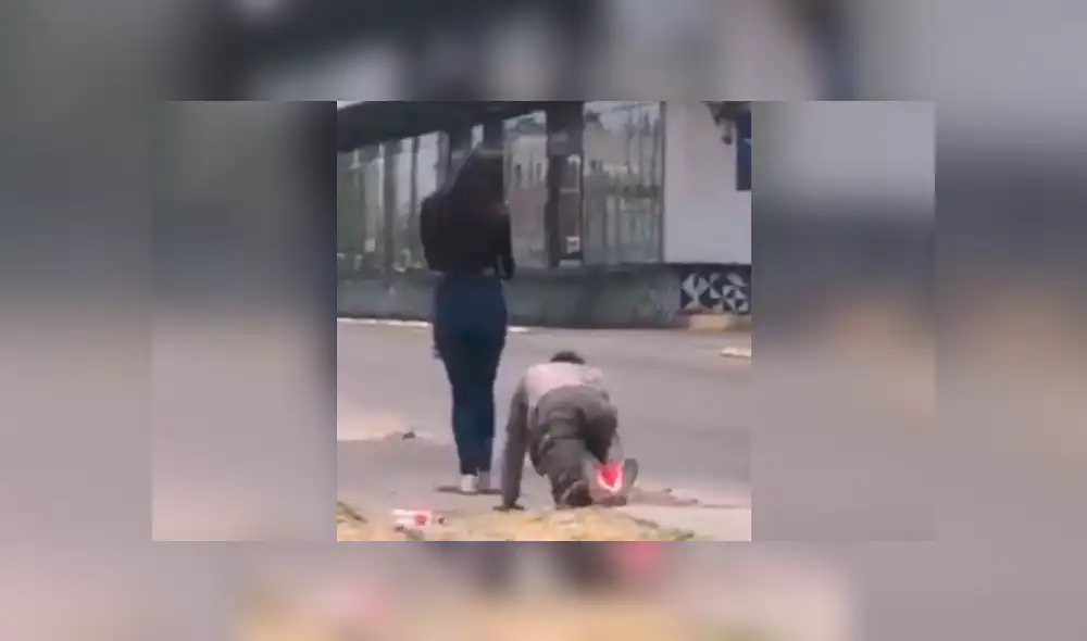 Youtube viral: Joven le es infiel a su novia y gatea por la calle para que lo perdone [VIDEO]