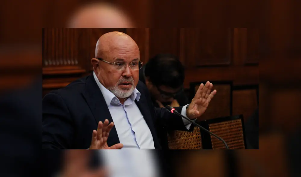 Carlos Bruce besa a otro hombre y escribe mensaje contra la homofobia Carlos Bruce besa a otro hombre y escribe mensaje contra la homofobia