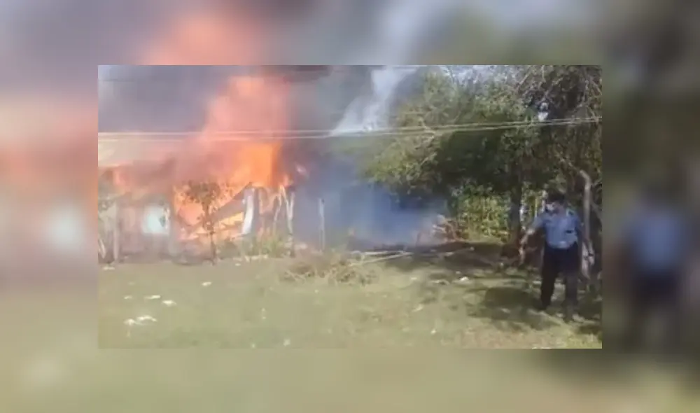 Policía salva a un perro, que estaba atado a una cadena, de las llamas. Foto: Captura
