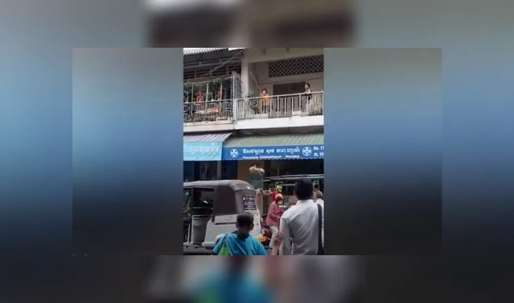 Video es viral en YouTube. Residentes de vecindario se percataron del peligro en el que estaba el felino y se organizaron para ayudarlo. Fotocaptura: YouTube Video es viral en YouTube. Residentes de vecindario se percataron del peligro en el que estaba el felino y se organizaron para ayudarlo. Fotocaptura: YouTube