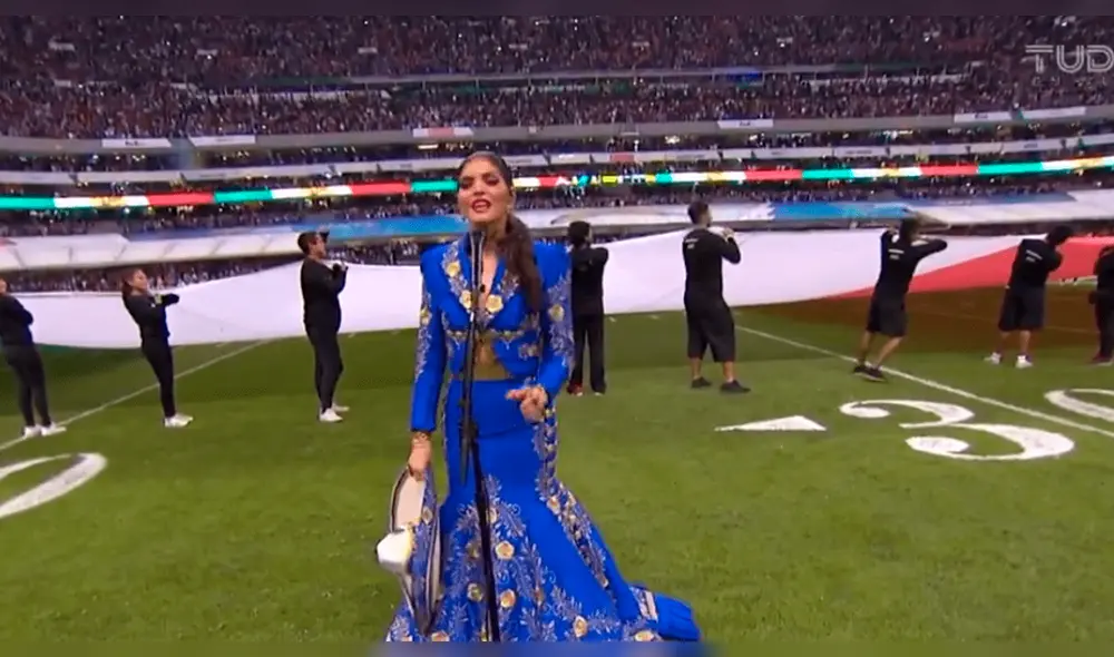 Ana Bárbara es criticada por polémica interpretación del himno nacional de México