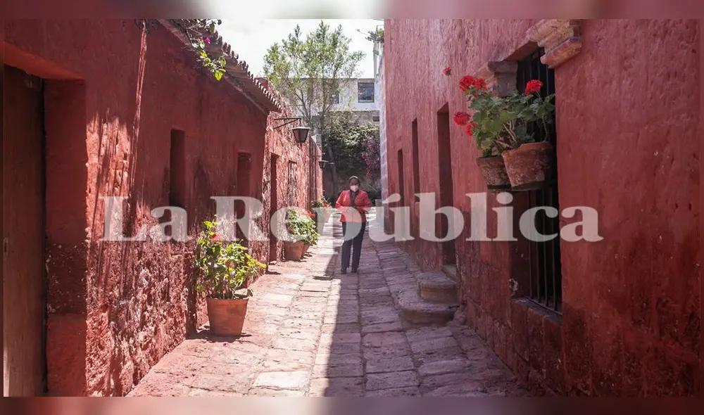 Este lugar tiene hermosos claustros hechos de sillar y pintados de color terracota y azul añil.