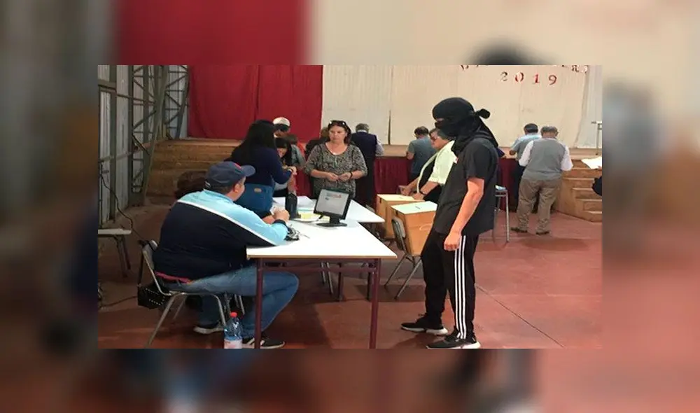 El joven no se quitó la capucha en ningún momento. Foto: Soy Chile El joven no se quitó la capucha en ningún momento. Foto: Soy Chile