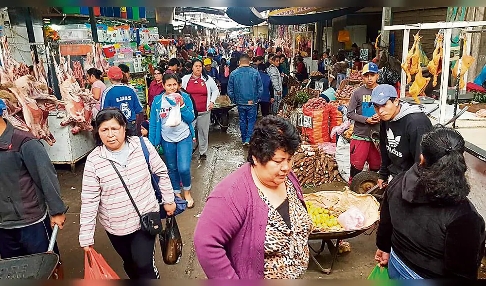 Caos y desorden. Así luce uno de los sectores principales de La Hermelinda. Es casi imposible avanzar. Pasadizos ocupados. Caos y desorden. Así luce uno de los sectores principales de La Hermelinda. Es casi imposible avanzar. Pasadizos ocupados.