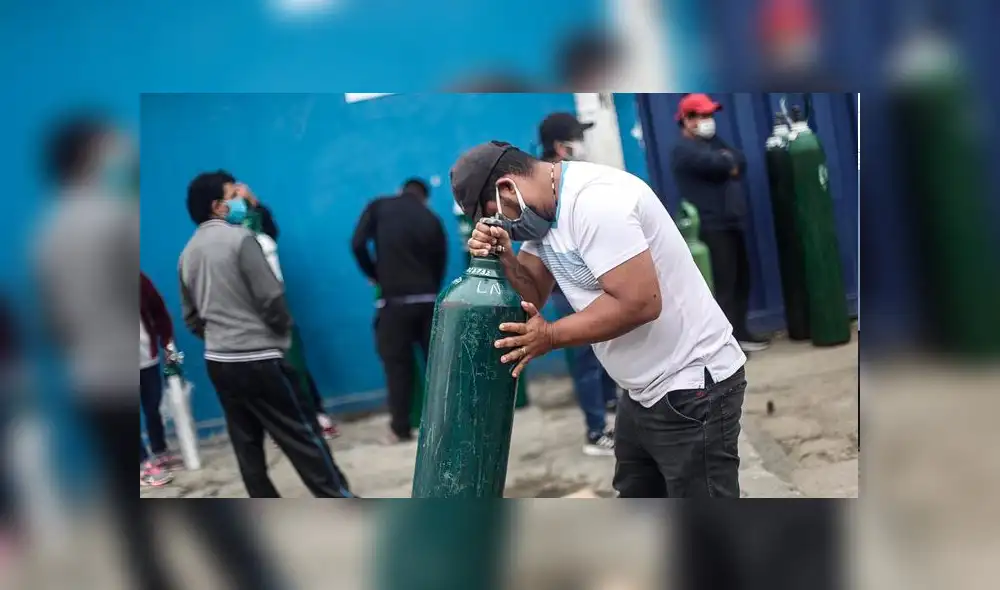 Personas esperan horas para llenar oxígeno para sus familiares que sufren esta pandemia . Fotos: Aldair Mejía/La República.