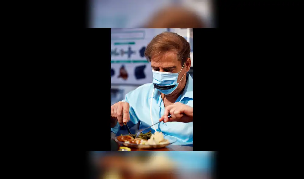 Meir Gitelis mientras muestra el mecanismo de la mascarilla. | Foto: Amir Cohen Meir Gitelis mientras muestra el mecanismo de la mascarilla. | Foto: Amir Cohen